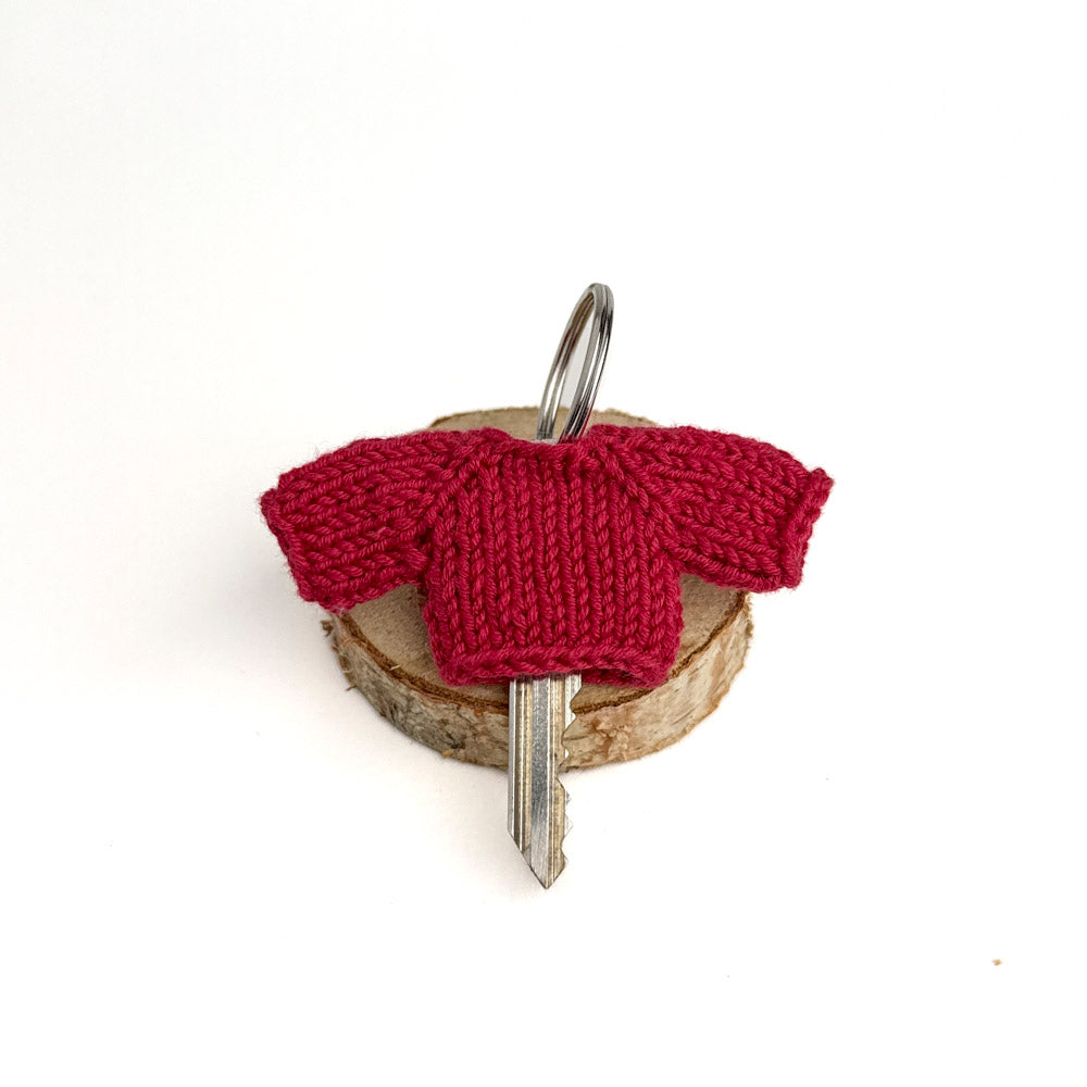 Pocket Hug – Cranberry keychain sweater