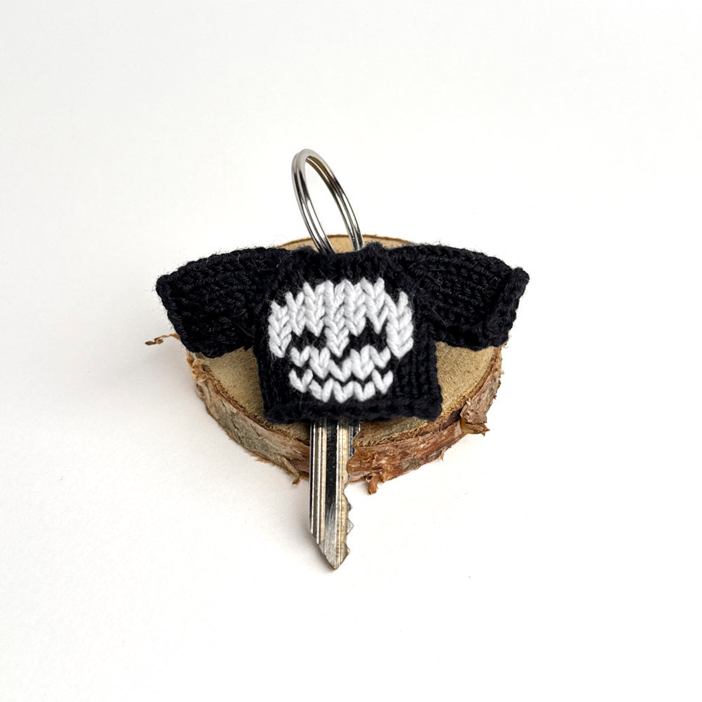 Pocket Hug – black keychain sweater with skull