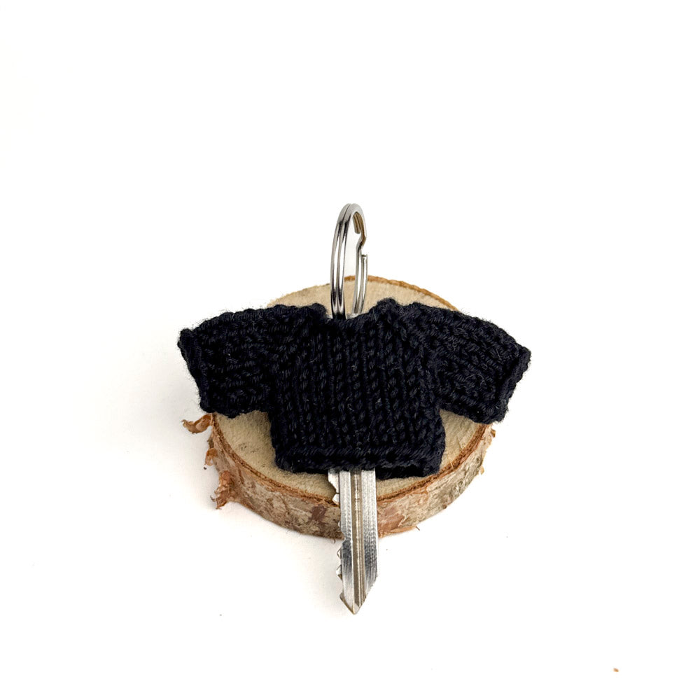 Pocket Hug – black keychain sweater