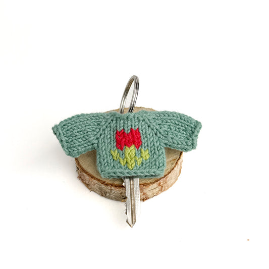 Pocket Hug – keychain sweater with tulip