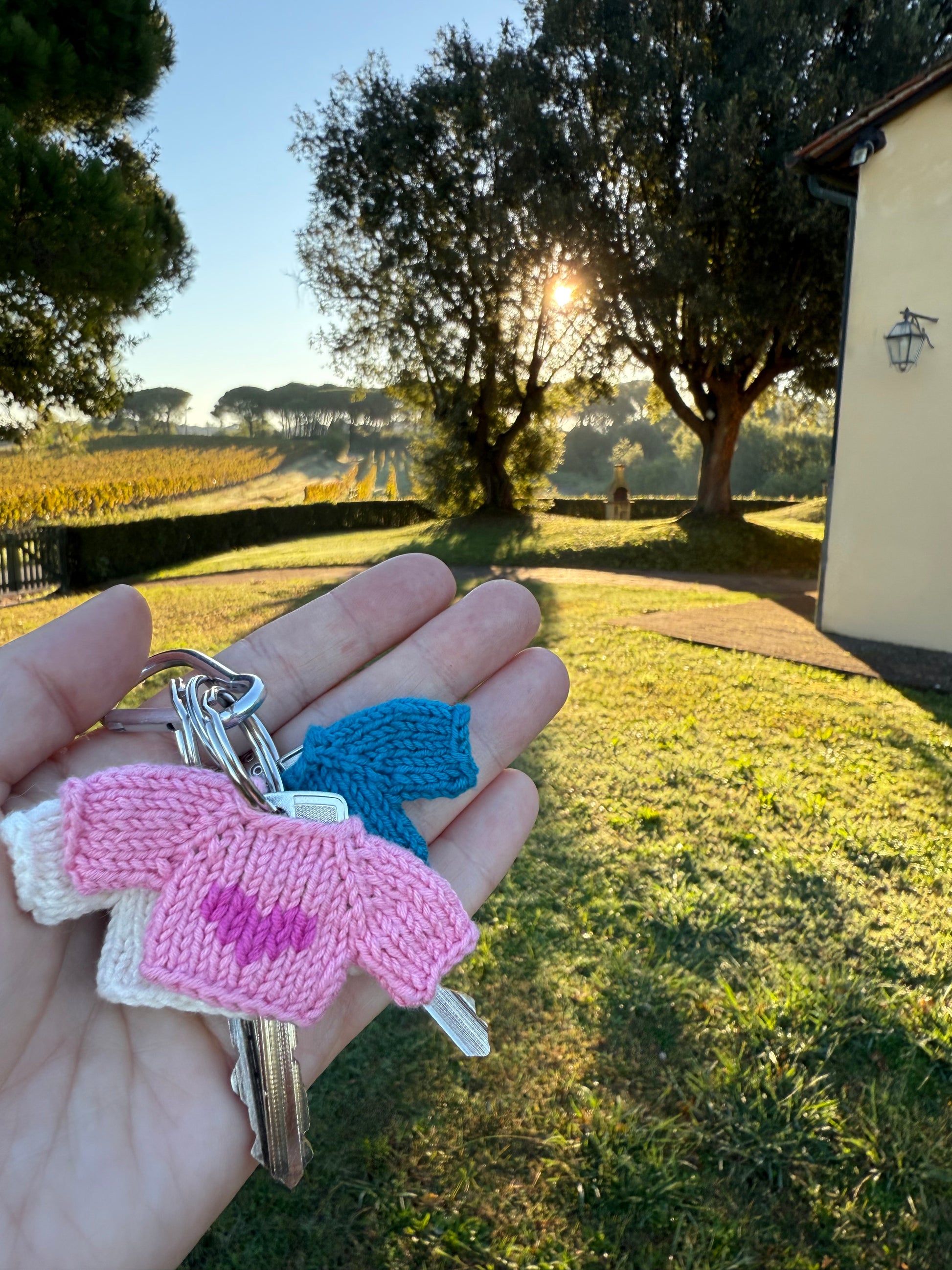 Pocket Hug – pink keychain sweater with heart