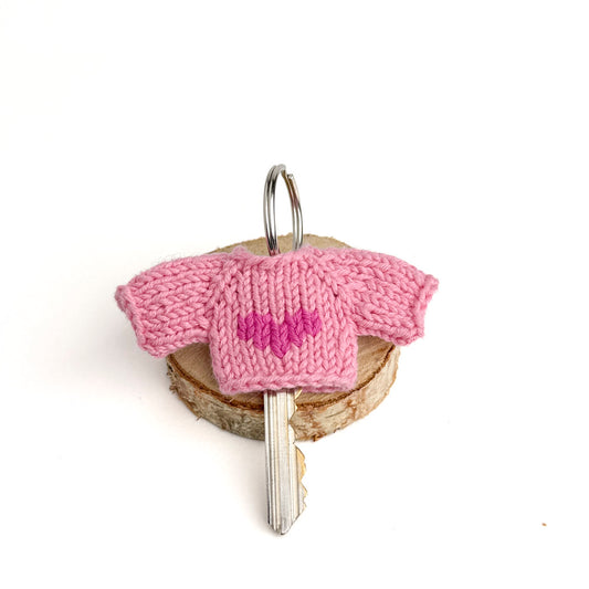 Pocket Hug – pink keychain sweater with heart