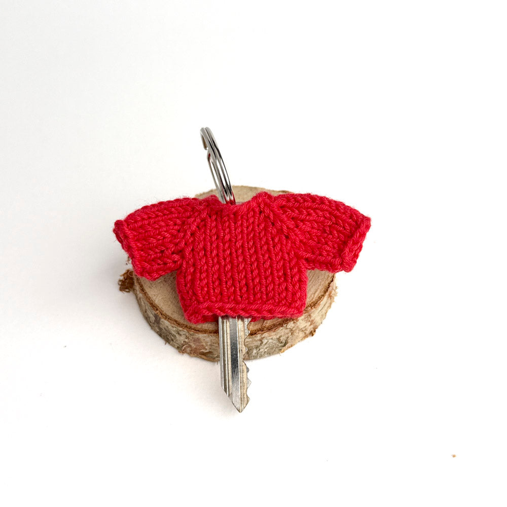 Pocket Hug – red keychain sweater