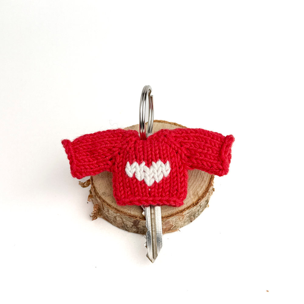 Pocket Hug – red keychain sweater with heart