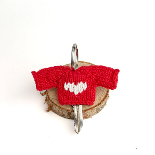 Pocket Hug – red keychain sweater with heart