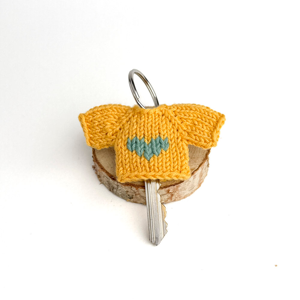 Pocket Hug – yellow keychain sweater with heart