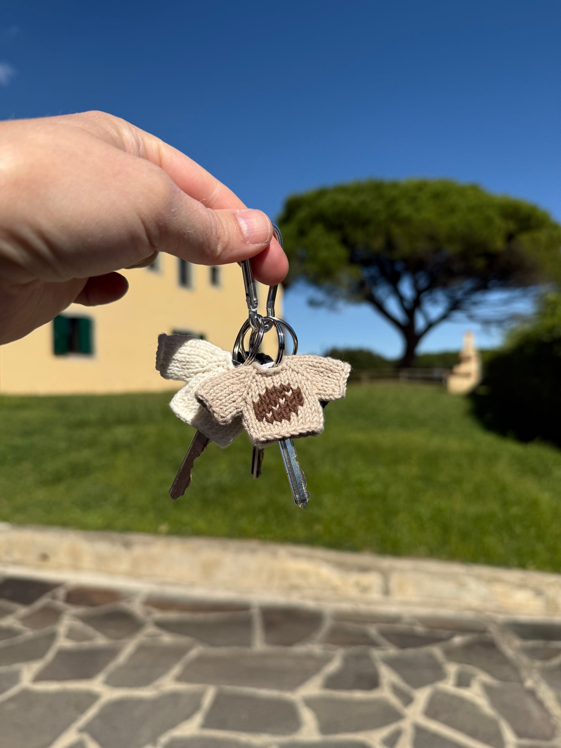 Pocket hug - keychain sweater with coffee bean