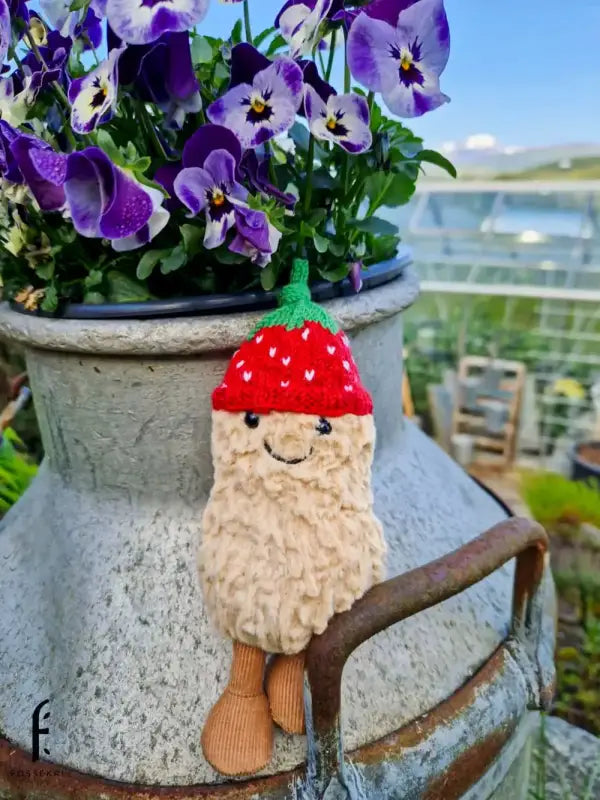 Peanut hat - strawberry