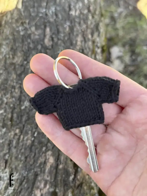 Pocket Hug – black keychain sweater - 2