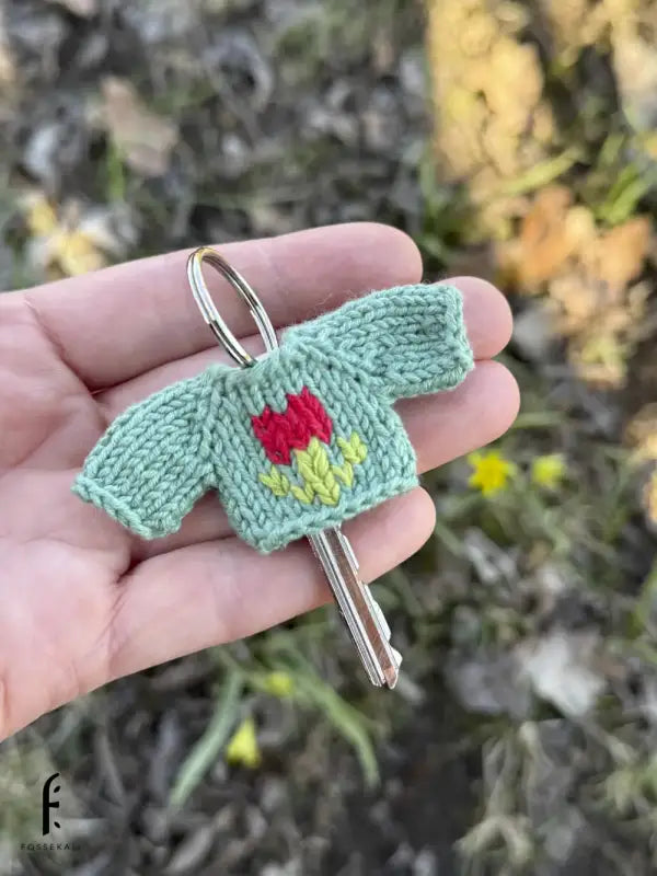 Pocket Hug – keychain sweater