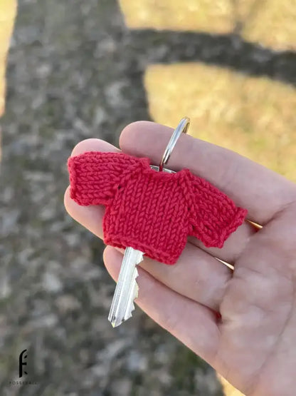 Pocket Hug – red keychain sweater