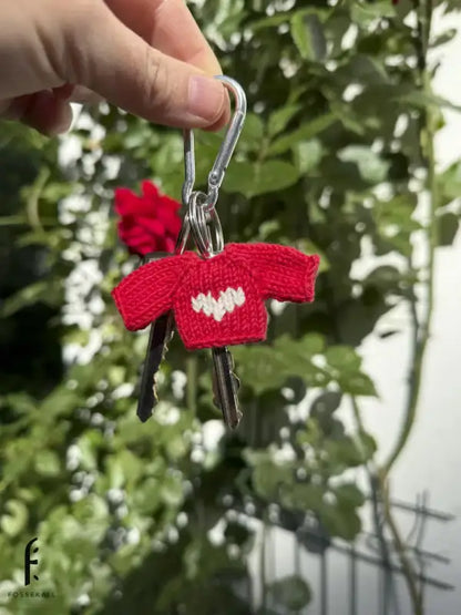 Pocket Hug – red keychain sweater with heart