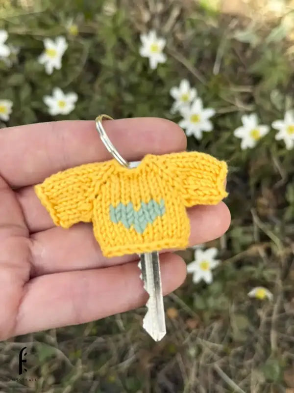 Pocket Hug – yellow keychain sweater with heart